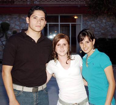 21052006 D-Annuar Ganem, Paulina Fernàndez y Angèlica Garcìa.