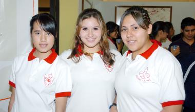 21052006 D-Kim Wong, Melissa Flores y Stephanie Portillo.