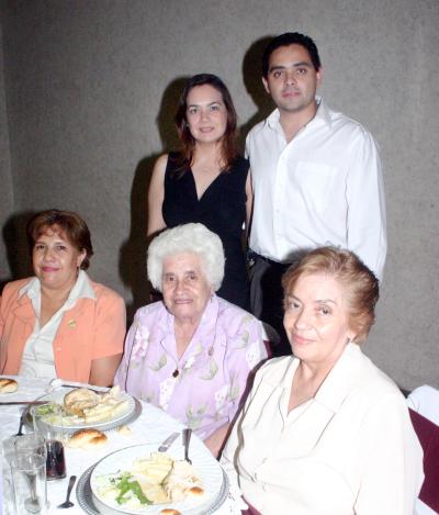 21052006 
Cecilia Rodríguez, Adrián Rodríguez, María de Jesús García, María del Carmen Tostado y Graciela Rosas Tostado