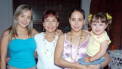 21052006 
Alicia Rodríguez de Jaime, con sus hijas Fernanda y Alicia y su nieta Isabela Ruiz Jaime