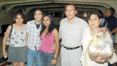 21052006 
Gilberto, Mariel y Édgar López, Mayela de la Rosa y Karla Silva.