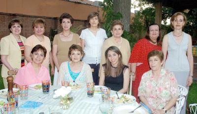 210522006 
Martha, Hilda, Ofelia, Beatriz, Alicia, Rosario, Cristina, Coquis, Lucy, Pilar y Rocío Quiroga con la novia.