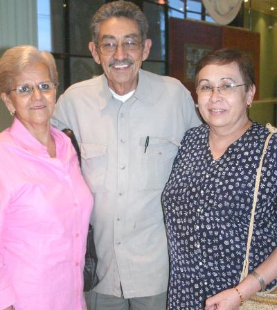 21052006 
Uriel Valdés Salmón, Lupita Aguilar de Vadés e Isabel Valdés