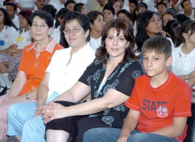 23052006 
Sara de Rodríguez, Sarah García, Angélica Rodríguez (directora de la Escuela Luis Aguirre Benavides) y Mauro Alvarado.