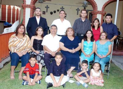 23052006 
Señores Jorge Márquez y Fela de Márquez, con sus hijos, Jorge, Luis, Víctor, Hugo, Mónica e Ivonne y sus nietos.