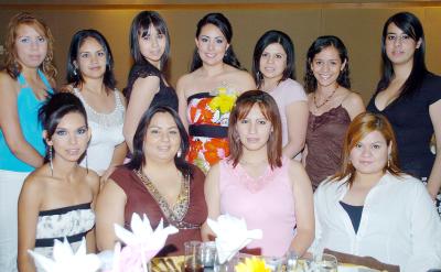 25052006 
Haydeé, Brisa, Ruth, Abdeel, Karina, Natalia, Cynthia, Isabel Priscila y Reyna junto a Sara.