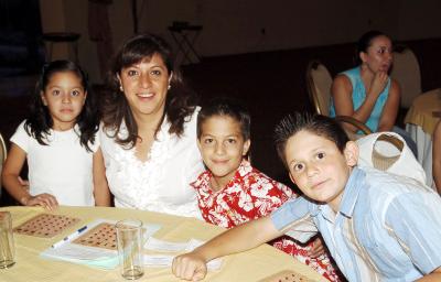 28052006 
Aracely de Quezada, Luis y Aracely Quezada y Ricky Babun.