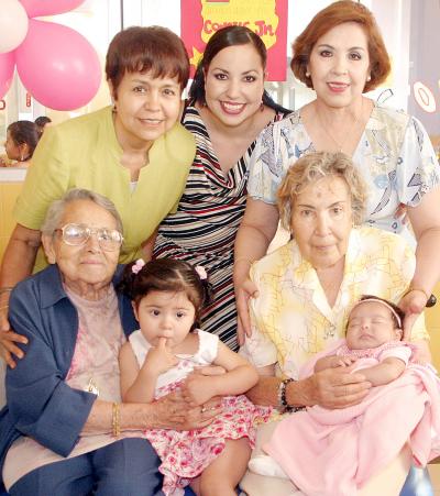 28052006
 La pequeña Cristy de la Rosa Turcios celebró su segundo cumpleaños, con una bonita fiesta y en compañía de su familia.