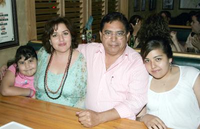 29052006 
Bere Martínez, Gabriela de Martínez, Adolfo Martínez y Gaby Martínez.