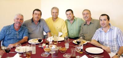 30052006 
El festejado Sergio Cordero con sus invitados Arturo Lozano, Manuel Velasco, César Villarreal, Feliciano Cordero y José Cordero.