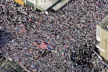 'El presidente no es aficionado a los boicots', dijo el secretario de prensa Scott McClellan. 'La gente tiene el derecho de expresar pacíficamente su punto de vista, pero el presidente quiere que una reforma incluyente sea aprobada por el Congreso para poderla promulgar'. 

El boicot fue organizado por activistas de los derechos de los inmigrantes, disgustados por una legislación federal que consideraría un delito grave la inmigración ilegal y construiría una valla en la frontera entre México y Estados Unidos. El objetivo de la protesta era llamar la atención sobre el poder económico que representan los inmigrantes.