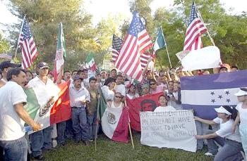 Algunos corearon las siglas de Estados Unidos en inglés, y otros gritaron consignas como '¡Sí se puede!' 

Había quienes vestían camisetas que tenían impreso el mensaje: 'Soy ilegal, ¿y qué?' 

La Casa Blanca reaccionó fríamente.