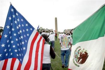 En Chicago, inmigrantes indocumentados de varios países, desde Irlanda hasta Polonia, marcharon junto a los hispanos, aplaudidos por numerosos oficinistas que tomaban el receso para almorzar. En Phoenix, los manifestantes formaron una cadena humana frente a los establecimientos de Wal-Mart y Home Depot.