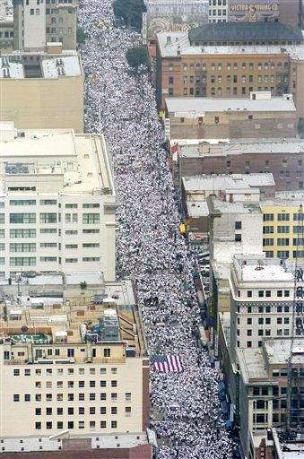 En la mayoría de las ciudades, los manifestantes vistieron de blanco para simbolizar la paz y la solidaridad. 

En Los Ángeles, numerosos manifestantes vestidos de blanco agitaron banderas estadounidenses y cantaron en inglés el himno de este país, mientras algunos danzantes folklóricos mexicanos saludaban a la multitud.