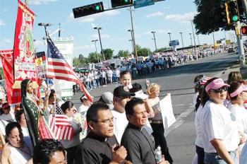 Hubo protestas menores en varias poblaciones, desde Pensilvania hasta Connecticut y de Arizona a Dakota del Sur, con cientos de participantes.