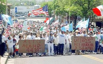 Decenas de miles de personas más marcharon en Nueva York, junto con unas 15 mil en Houston, 50 mil en San José y 30 mil en la Florida.