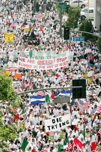 Dos grandes concentraciones en Los Ángeles atrajeron a unas 400 mil personas, de acuerdo con la oficina del alcalde. La policía estimó que unas 400 mil personas marcharon por el distrito de negocios de Chicago.