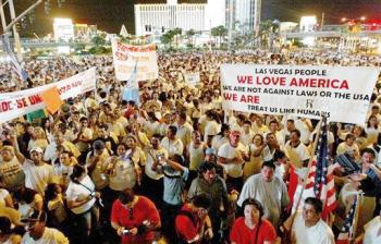 Más de un millón de inmigrantes, principalmente hispanos, faltaron al trabajo y salieron a la calle el 1 de mayo, en una demostración nacional de fuerza y en un boicot que logró reducir o incluso parar las labores en numerosas granjas, fábricas, mercados y restaurantes.