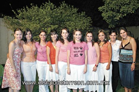 LA DESPIDEN SUS AMIGAS
Nereida Coello, Yolanda Velázquez, Ely Agüero, Lorena González, Helwe Dabdou, Marty Dávila, Tuty Valles de García, Marcela Foglio y Any Godina de Mexsen acompañando a Natalia Hinojosa Villar.