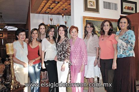 RECORRIDO SOCIAL
REUNIÓN FAMILIAR
Patricia González de San Miguel, Susana San Miguel González, Irma Delgado de González, Liliana Rodríguez de Russek, la festejada, Nancy González de Kuri, Sofía Zarzar de Kuri, Linda de Zarzar y Olga de Gallegos