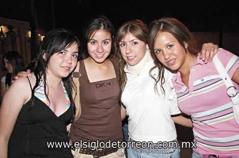 Ale Muñoz, Diana Mourey, Karen Livas y Pamela Gamboa.