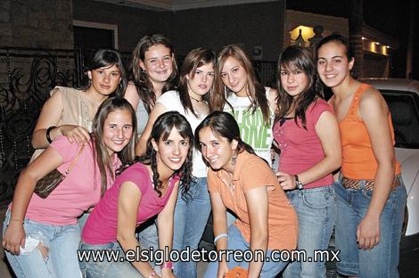 DIVERTIDO FESTEJO
La festejada junto a sus amigas Jackie Miranda, Greta von Bertrab, Nonis Dueñes, Mony Alba, Bárbara Valdéz, Cristy Belausteguigoitia, Melissa Garza y Nadia Dabdou