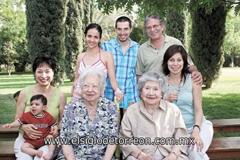 María e Irene Cosío junto a la familia Fahur Subealdea.