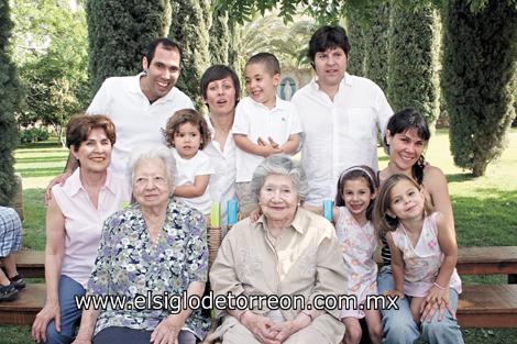 María e Irene Cosío junto a la familia Franch Subealdea.