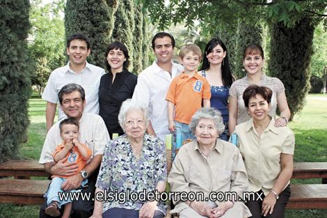 María e Irene Cosío junto a la familia Flores Subealdea.