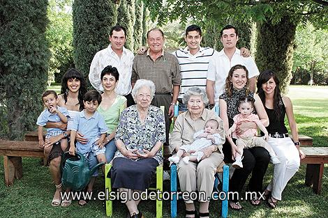 María e Irene Cosío junto a la familia Collier de la Marliere Subealdea.