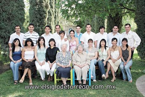 MARÍA COSÍO CUMPLE 90 AÑOS
Irene Rojas Subealdea, Juan Franch Subealdea, Manuel Franch Subealdea, Pia Franch Subealdea, Lilia Rojas Subealdea, Sofía Flores Subealdea, Mirna Flores Subealdea, Christian, Valerie y Maurice Collier de la Marliere Subealdea, Lenny de Collier, Sara de Collier, Gustavo González Cabral, Margarita Collier de la Marliere, Sara Morales de Oranday, Antonio Fahur Subealdea y Fabiola Mexsen López.