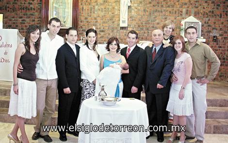 ALEGRE BAUTIZO
Paulina González Mendiola, junto a sus padres Severino González Martínez y Claudia Mendiola de González, sus padrinos Alberto Herrera Leal y Laurencia González de Herrera, sus abuelos Fernando González Lafuente y Laurencia Martinez de González.