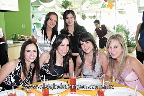 Amigas de la novia: Marisú del Bosque, Edna Garza, María José Barrondo, Ana Yolú Barranco, Lucero Velázquez y Mariana de la Garza