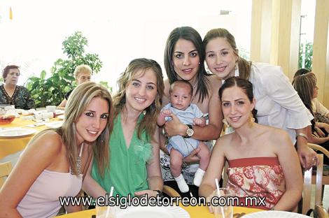 Johanna Miñarro, Lizy Papadópulos, Marcela Martínez con Gustavo Arenas, Ana Caro Madero de Arenas y Begoña Zarragoicoechea.