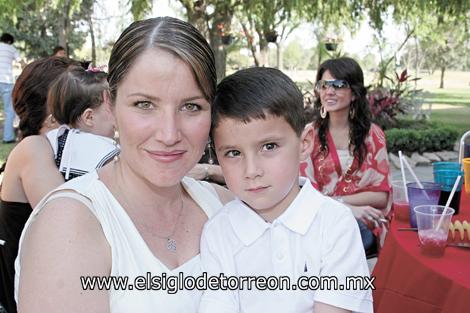 Alejandra Zarragoicoechea de Rebollo con su hijo Santiago.