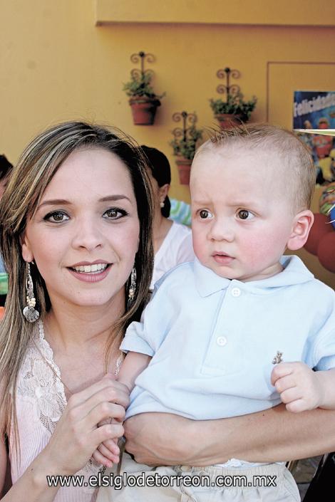 Alejandra Nahle de Mijares con Santiago Mijares Nahle.