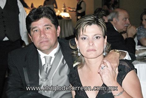 Mauricio Treviño y Maribel O. de Treviño.