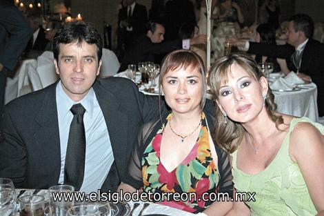 Eduardo Pavón, Gaby S. de Pavón y Pilar Ortueta.