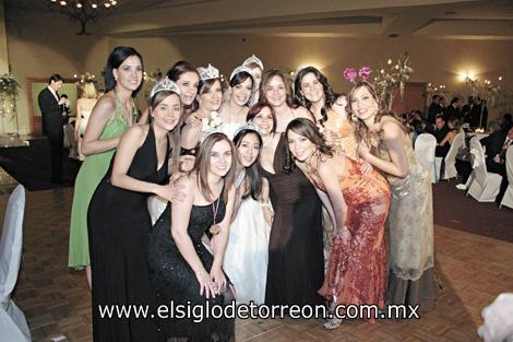 La novia junto a sus amigas.