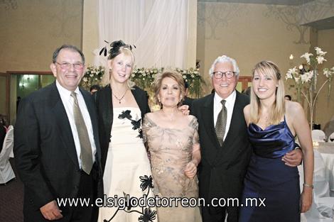 Víctor Corona, Emily Donovan, María Elena Arellano de Villarreal, Anthony Arménio y Vicky Thorpe, invitados de Inglaterra