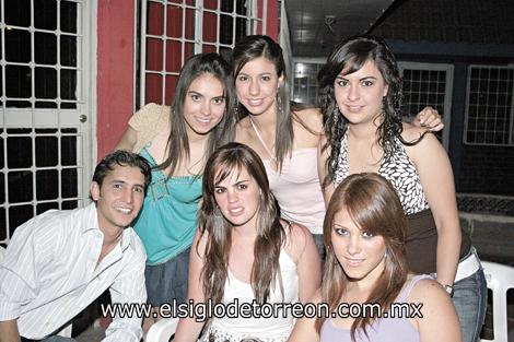 Karla Martinez, Claudia Peña, Lulú Macias, Beto Valdez, Marytere Jiménez y Lorena Portilla.