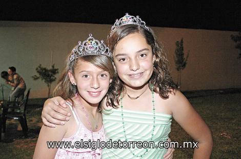 Myrthala de la Garza y Marifer Montelongo.