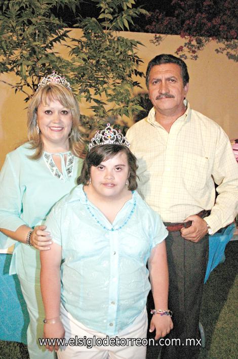 LAURITA DABDOUB VELÁZQUEZ
La festejada junto a sus papás Laura E. Velázquez de Dabdou y Víctor M. Dabdou.