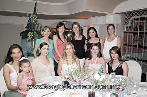 Ana Cris Aranda de Menéndez, Ana Elisa Viesca de Fernández, Ale Zarra de Rebollo, Miriam Martínez de Batarse, Lorena González de Gutiérrez con su hija Sofi, Susana de Rivero, Cristy Maturino de Beltrán, Juliana Teixeira de González y Rocío Herrera de Alba acompañando a Arlette Jaik de Díaz de León.