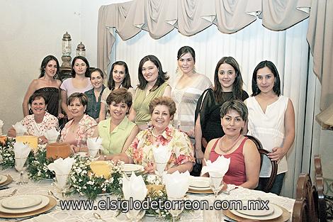 EMOCIONADA POR SU BODA
Elena G. de Beltrán del Río, Susana Beltrán del Río, Marcela Pruneda, Maru Villarreal, Rosario Ramón de Aranzábal, Analú Aranzábal, Linda Serna de Tamayo, Lorena Tamayo, Lorena Villa, Esther Estens de Pérez, Mónica Pérez de Sada, junto a Rosalinda Jiménez Ayup.