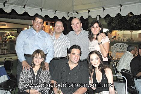 FELICIDADES
El festejado junto a Carlos Fausto, Alberto y Gisela Tueme, Rigo y Gaby Mena y Mague Safa.