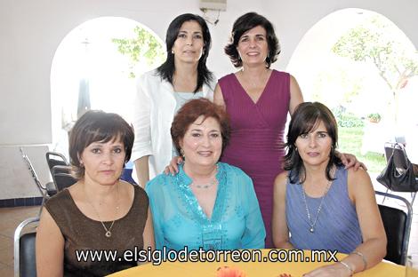 María Matilde Valdéz con sus hijas Adriana, Maty, Maru y Leticia García Valdéz.