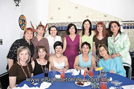 Lupe Villarreal de Estrada, Margarita Rivera, Malena Luengo, la festejada, Gaby Ramos de Tueme, Zoila Valdés de Muñoz, Mayela Garza, Silvia Garza de Pérez, Lourdes Muñoz de López Barrio, Gloria Cacep de Madero, Maricarmen Ruenes y Margarita Lascurain de Murra.