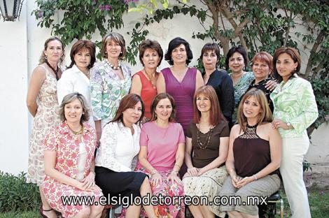 La festejada junto a Lizy Dingler, Ivonne Dávila, Gaby Peña, Esther Cedillo, Bety Salazar, Tere Herrera, Lupe Villarreal, Mayela Garza, Irma Rodríguez, Esther Cedillo, Linda García, Cecilia Marroquín, Zoila Valdés y Aída Villarreal.