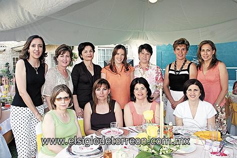 Sofía Torres de Canedo acompañada por Maite López de Rebollo, Caty López de Martín, Vivi Rebollo de Garza, Marcela de Amarante, Malena Lavín de Torres, Juany Alonso de Allegre, Susana Amarante de Cepeda, Maleny Amarante de Humphrey, Lola de Cepeda y Nena de Díaz de León.